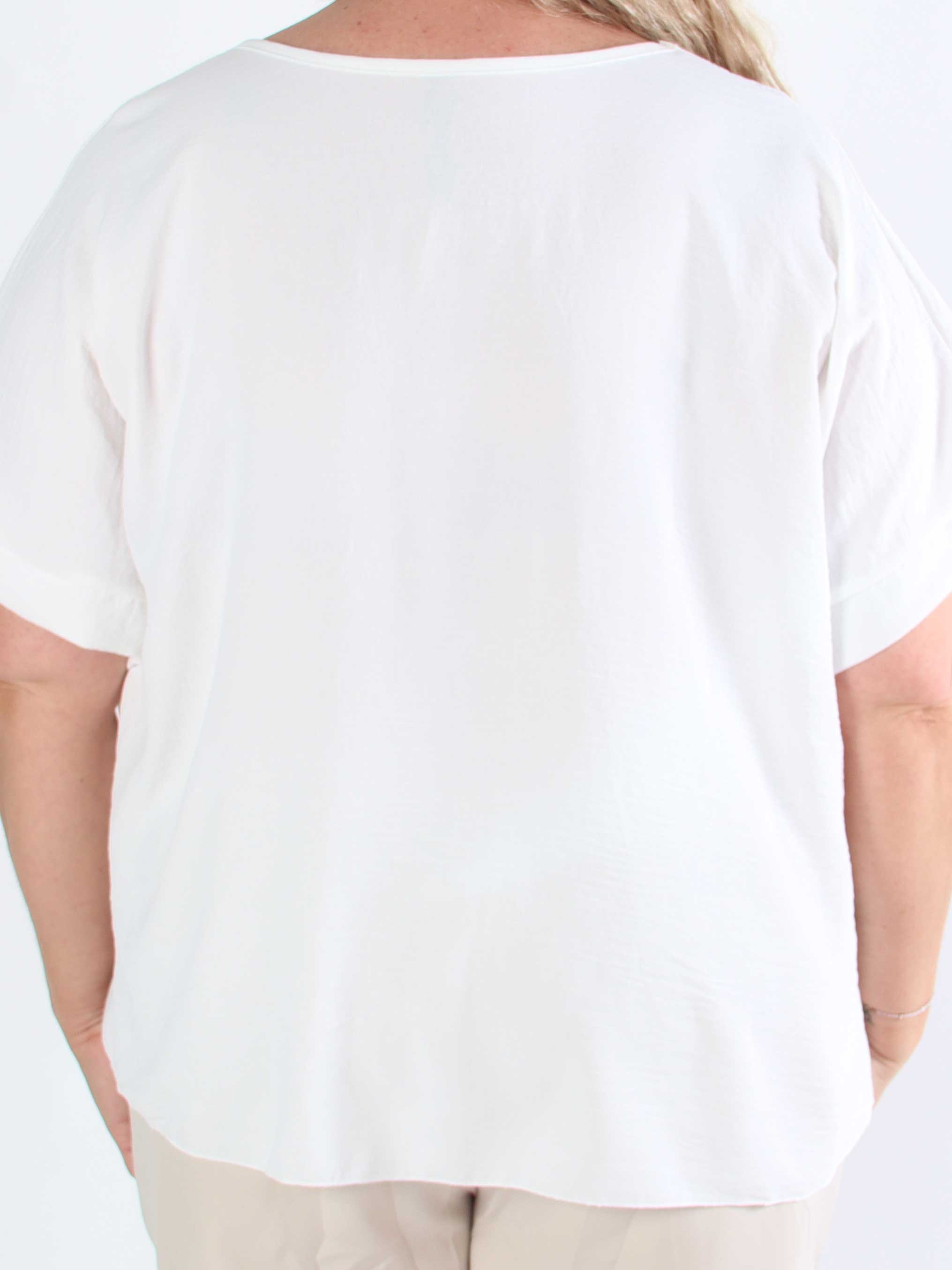 Tabisha - Plus size-tunika med blomma och strass på bröstet